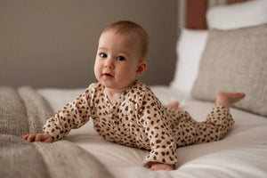 combinaison-bebe-leopard-gaze-coton-biologique-you-and-milk-organic-cotton-baby-pierine-di-giacomo-114-