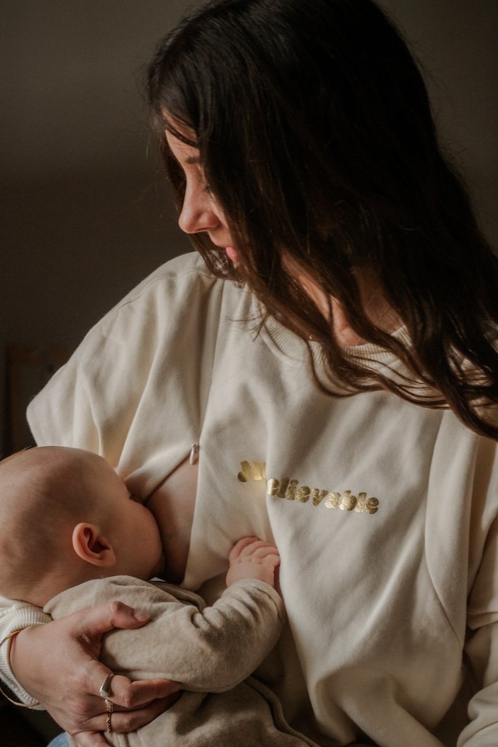 Sweat d'allaitement Mumbelievable 100% coton biologique écru et doré