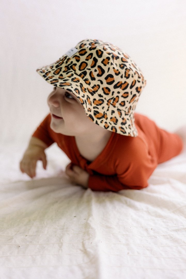 Crème solaire bébé ou combinaison anti-UV : que choisir ?