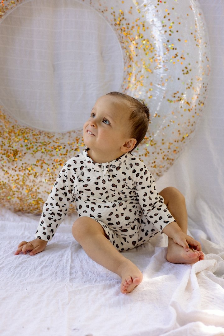 Bébé portant une combinaison anti-UV léopard avec boué