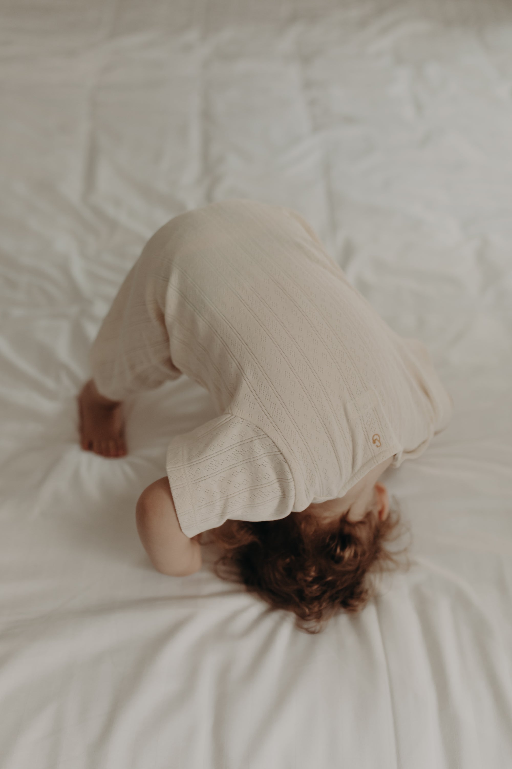 Babyoverall Love My Body i pointelle-stickning