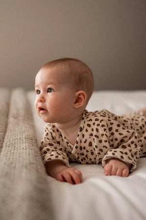 combinaison-bebe-leopard-gaze-coton-biologique-you-and-milk-organic-cotton-baby-pierine-di-giacomo-116 