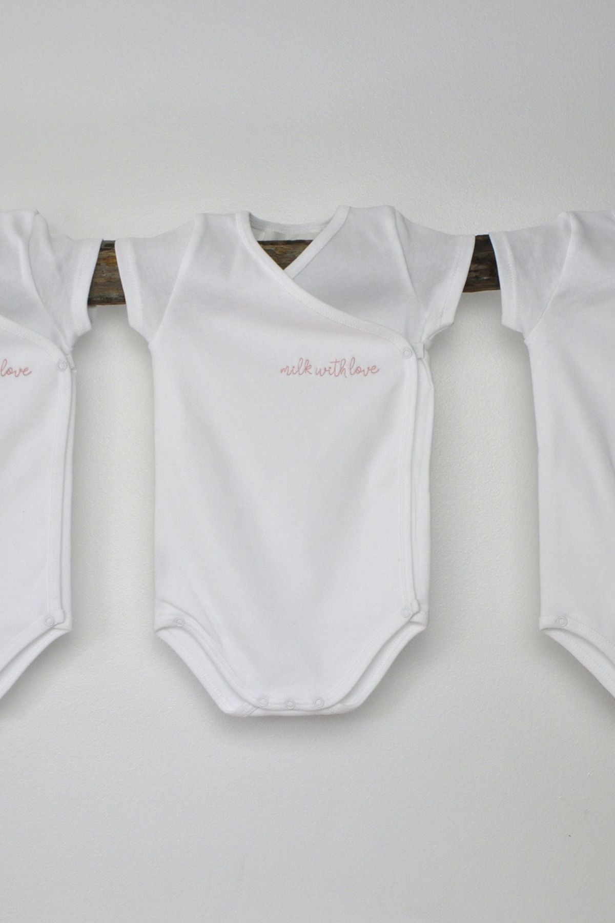 Body box Milk with love - Lot de 3 bodies en coton - You&MilkBody box Milk with love - Lot de 3 bodies en cotonBody box Milk with love - Lot de 3 bodies en coton