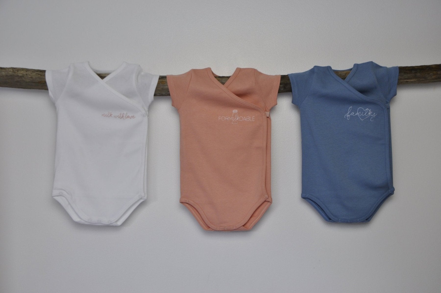 Body box Milk with love - Lot de 3 bodies en coton - You&MilkBody box Milk with love - Lot de 3 bodies en cotonBody box Milk with love - Lot de 3 bodies en coton